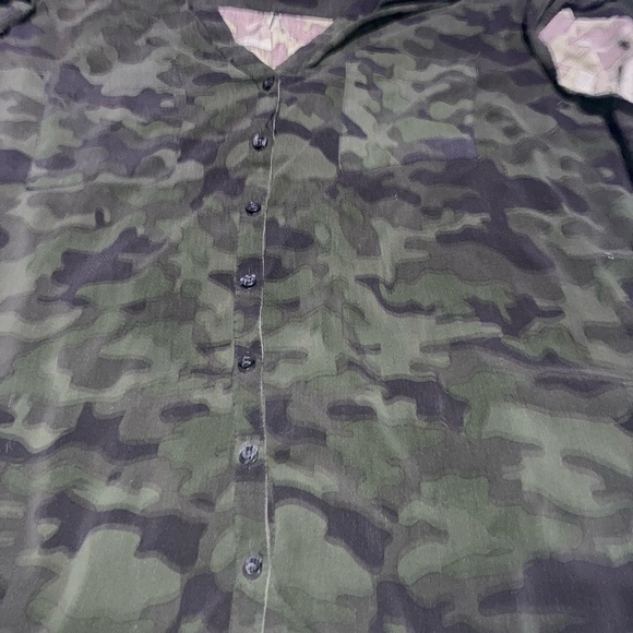 Torrid green camo short sleeve top size 4X - Picture 4 of 5